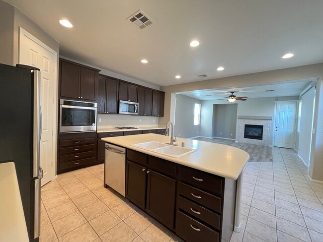Building Photo - Cozy Home in Heart of Summerlin!