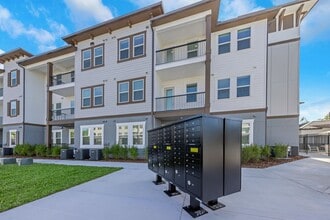 Interior Photo - Everest Largo Apartments