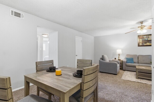 Comparta comidas y cree recuerdos en el acogedor comedor de los apartamentos Aspen Run en Tallahassee. - Aspen Run I and II