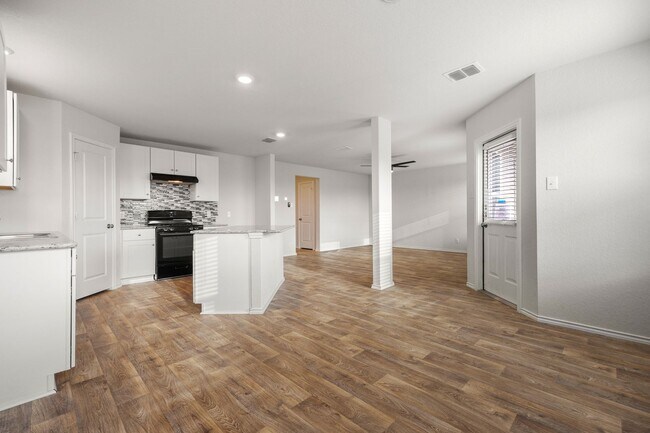 Foto del edificio - Like New, Open Floorplan, Greenbelt!!!