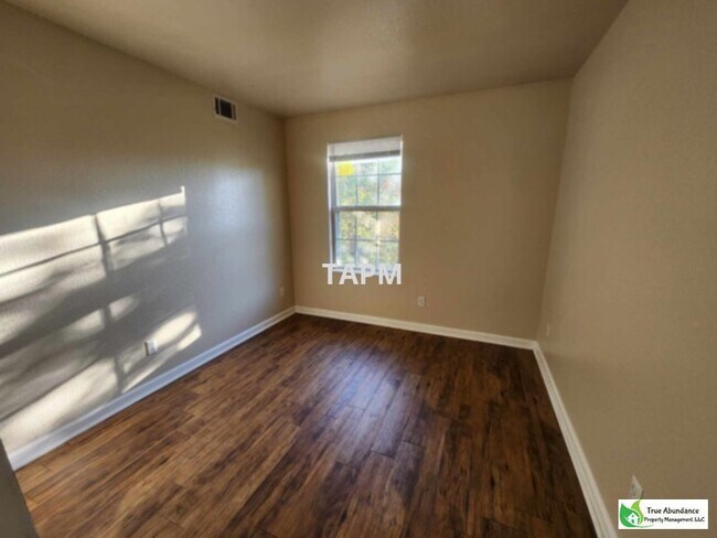 Foto del edificio - A Lovely Apartment packed with potential