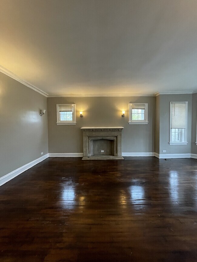 Building Photo - 1020 W 68th St