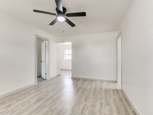 Foto del edificio - 1112 N Norman Ave