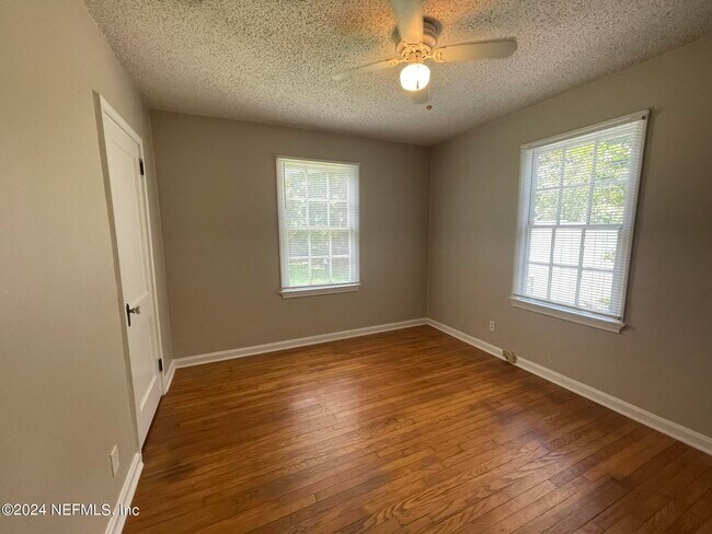 Building Photo - 4739 Crescent St