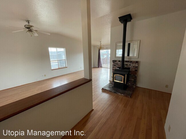 Foto del edificio - 5 br, 2 bath House - 750 Cameron Way