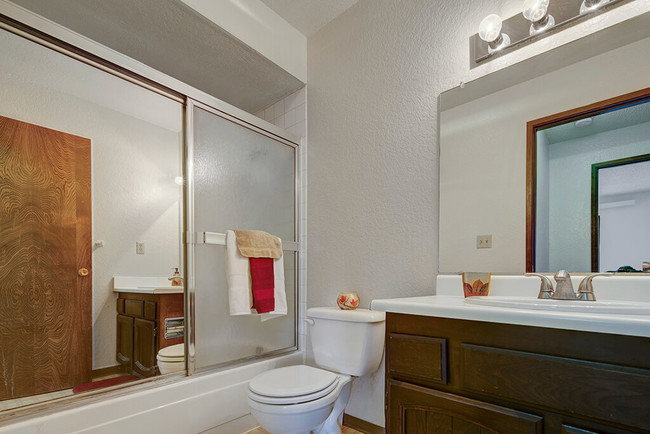 Continental Apartments - Bathroom - Continental