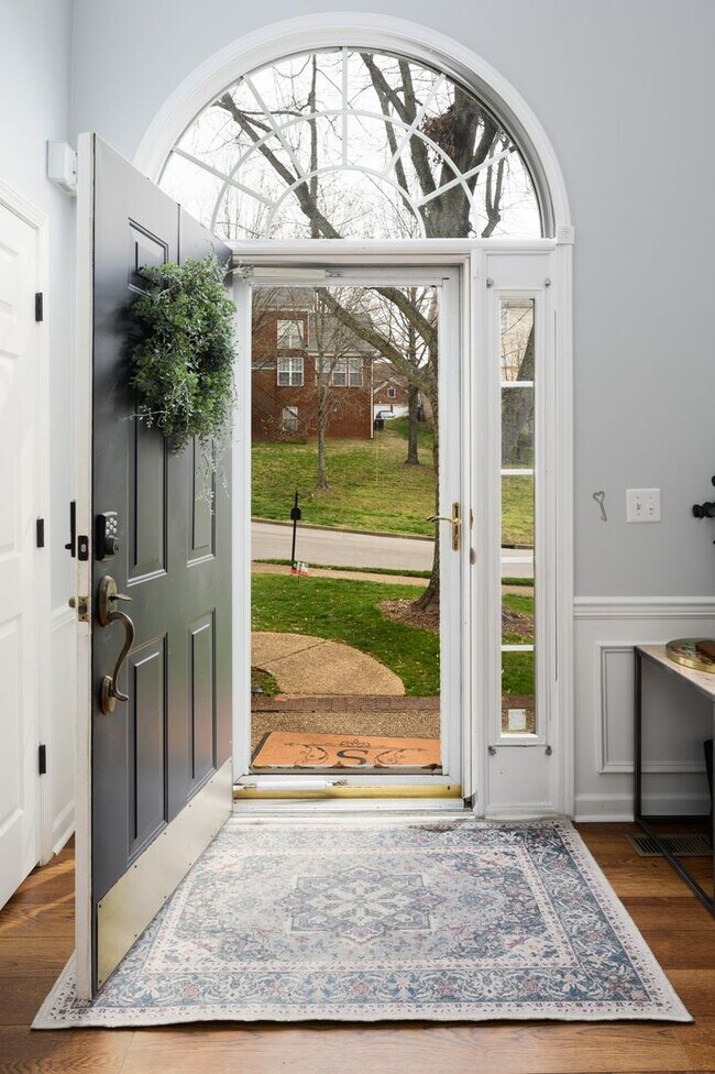 Foto del edificio - **UPDATED BRENTWOOD HOME THAT DOESN'T FEEL LIKE A RENTAL**