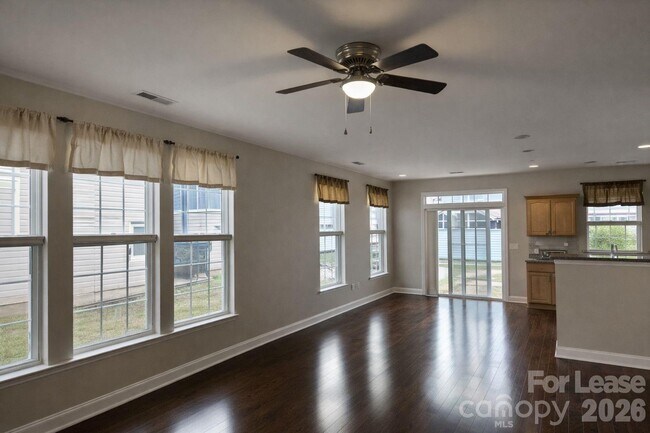 Foto del edificio - 121 Walnut Cove Dr