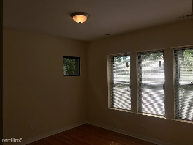 Building Photo - 2452 W Albion Ave