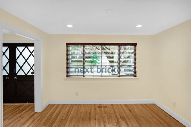 Building Photo - Spacious 5 Bed 2.5 Bath for Rent in Bellevue!