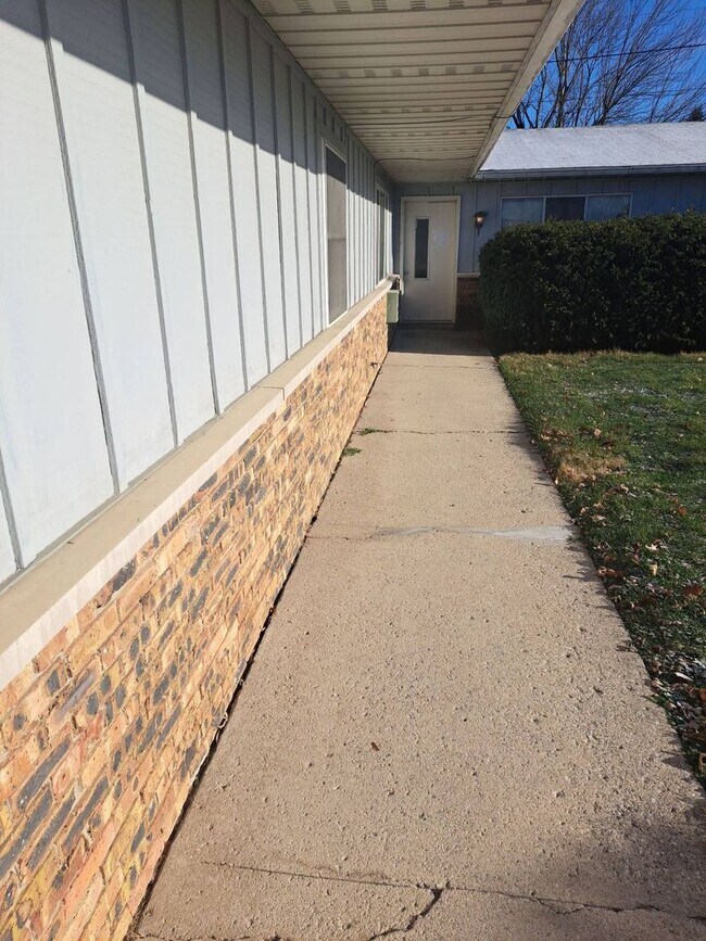 Foto del edificio - 1202 Lake Forest Dr