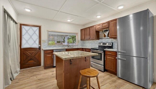 Building Photo - For Rent in Hollyhills – Bothell, WA