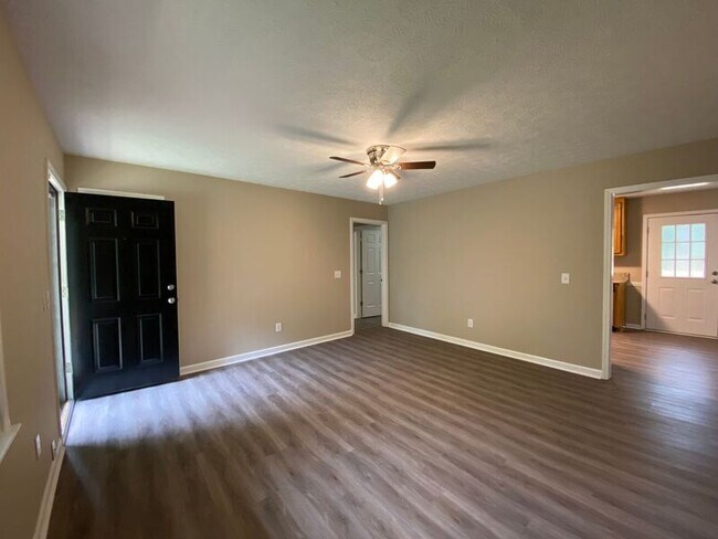 Foto del edificio - 7045 Hickory Dr
