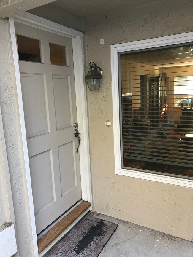 Puerta principal - 337 Kinross Dr
