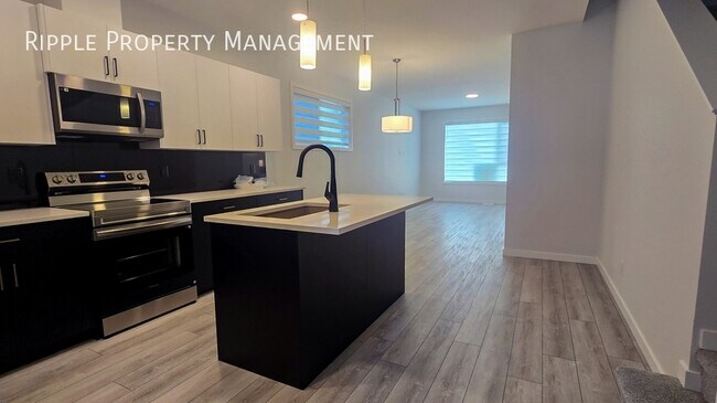 Photo du bâtiment - Modern 5 Beds, 3 Baths Duplex | No Pets Al...