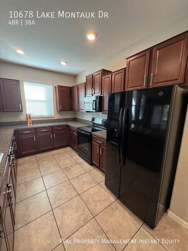 Building Photo - 10678 Lake Montauk Dr