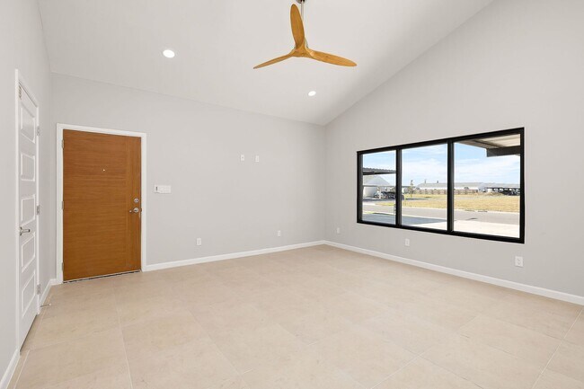 Building Photo - 704 Oriole Rd