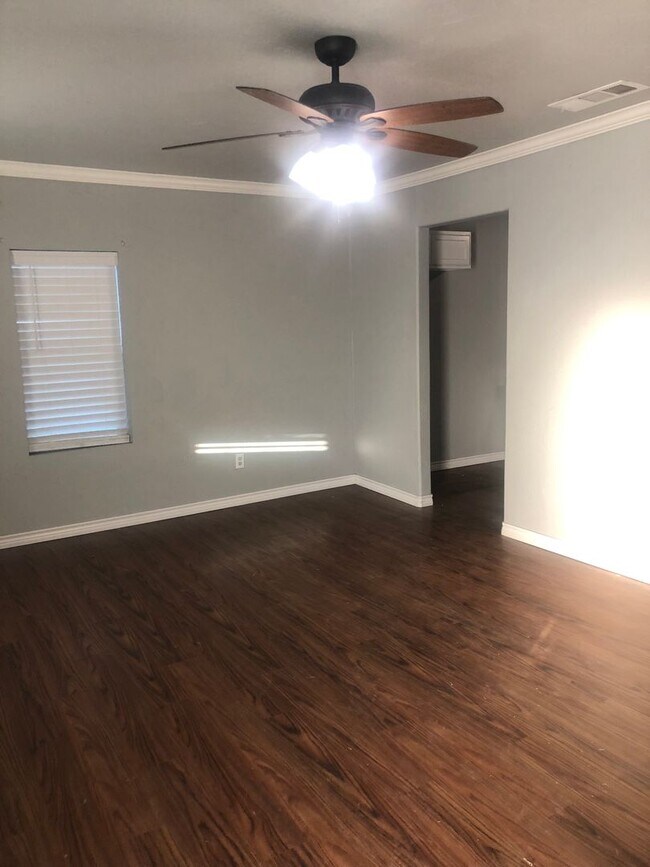 Building Photo - 3 Bedrooms 2 Bath 1 Car Garage, Central Heat and Air
