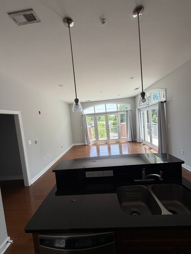 Foto del edificio - Top-Floor 2BR/2BA Corner Condo in the Heart of Dilworth Near Uptown Charlotte!