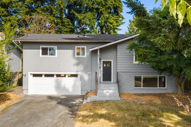 Foto del edificio - Updated Split-Level Home with Flexible Living Spaces & Backyard Deck