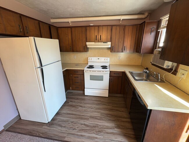 Foto del edificio - 2-Bedroom Townhouse with Off-Street Parking