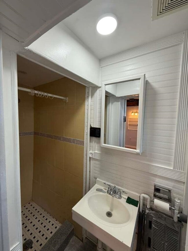 Foto del edificio - 9005 Riverside Pl