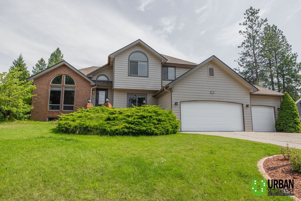 Primary Photo - Spacious 4 bedroom and 3 bathroom house fo...