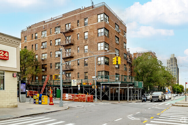 Foto del edificio - 98120 Queens Blvd