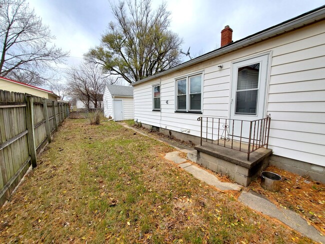 Building Photo - FOR RENT- Three Bed on Anita St near Allen...