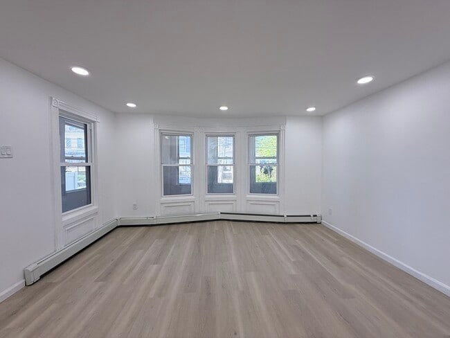 Building Photo - 1069 Mary St