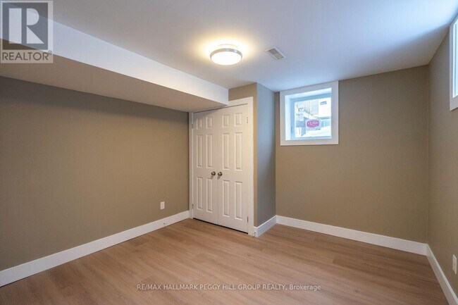 Photo du bâtiment - 16 Autumn Ln