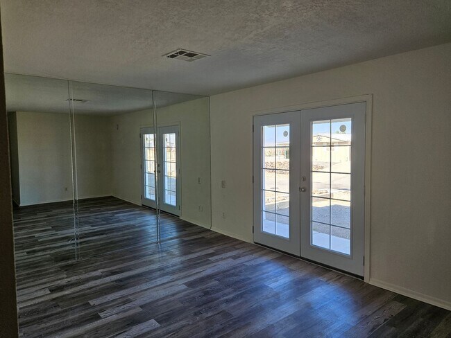 Foto del edificio - Remodeled Home with enclosed court yard an...