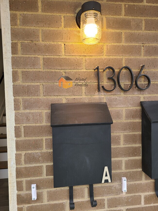 Building Photo - 1306 Forsythe Ave