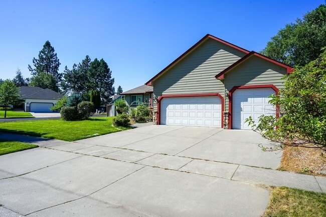 Building Photo - 4 Bedroom 3 Bath beneath Canfield Mountain!