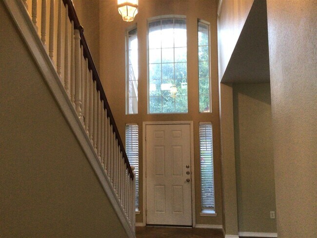 Foto del edificio - 2718 Lakecrest Way Dr