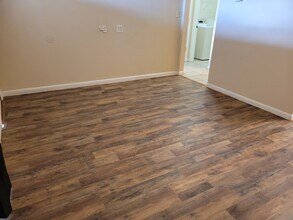 Building Photo - 321 E Mill St