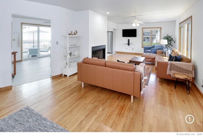Foto del edificio - 560 Fairfield Beach Rd