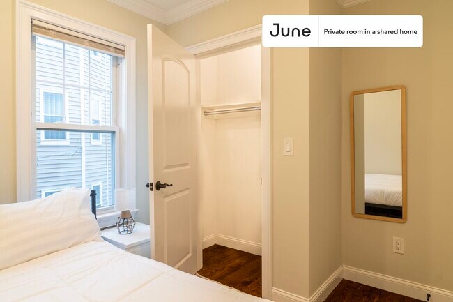 Foto del edificio - Private bedroom in 4 bed/1.5 bath Home