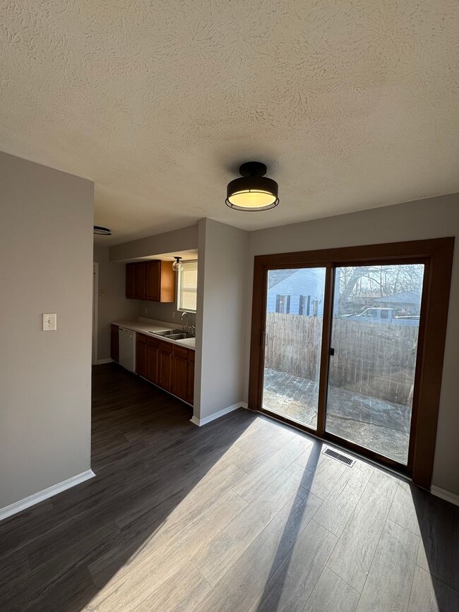 Building Photo - Southeast Indy - 3 BR home