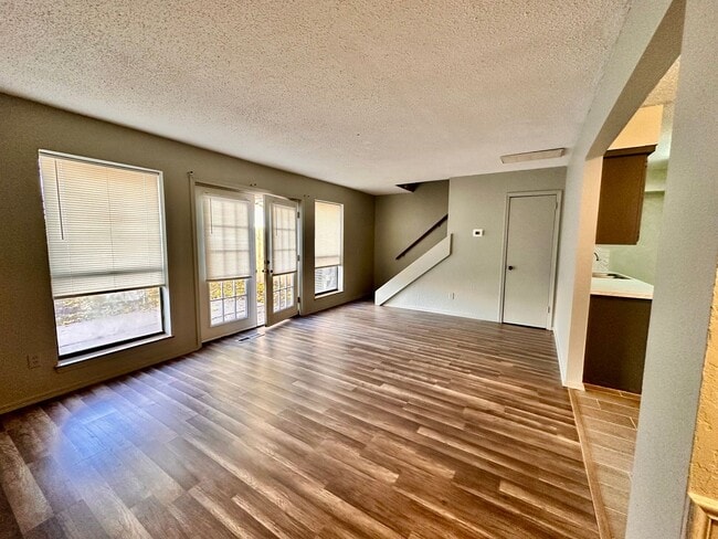 Foto del edificio - Beautiful 2 bedroom duplex with attached garage