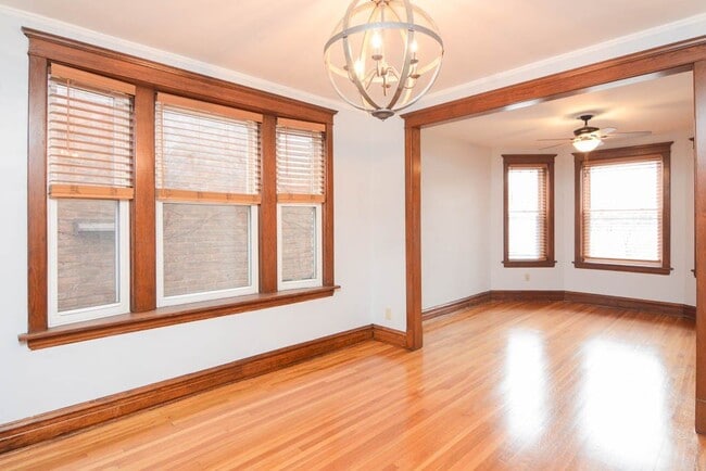 Photo - 3511 N Western Ave (Chicago, IL) Apartment