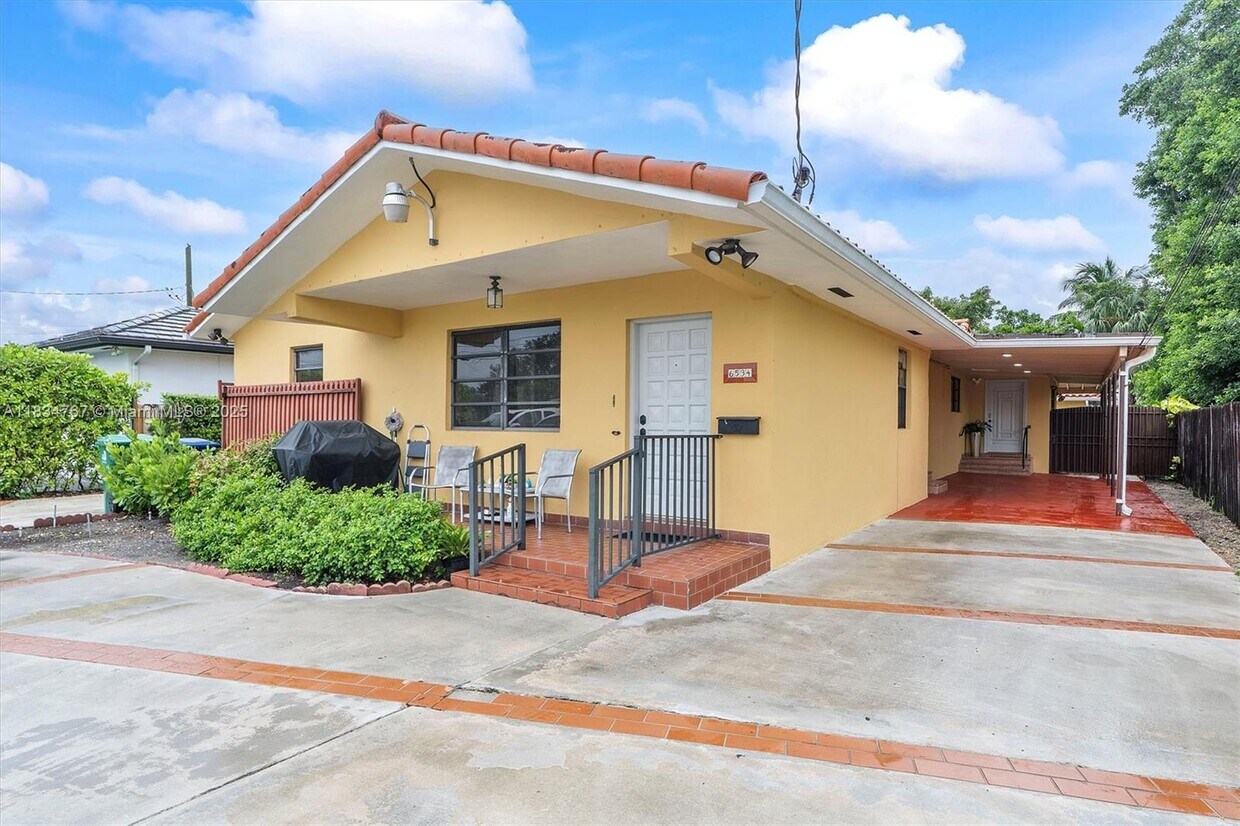 Foto principal - 6534 SW 27th St