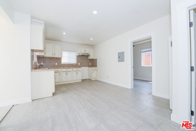 Building Photo - 522 W 82nd St