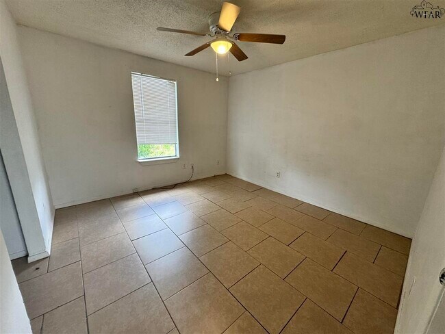 Building Photo - 613 Sunset Dr