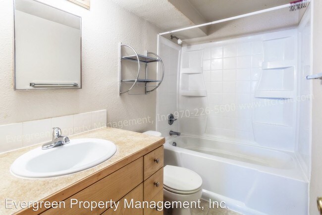 Building Photo - 917-917 Camelot Ct