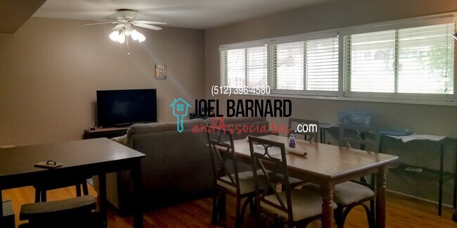 Foto del edificio - **Available May 10** Large Split Level Hom...