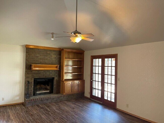 Photo - Large Covered Patio, Great neighborhood, w... House