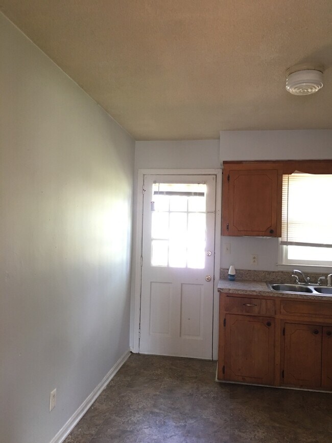 Building Photo - Duplex available on Eastside of Spartanburg