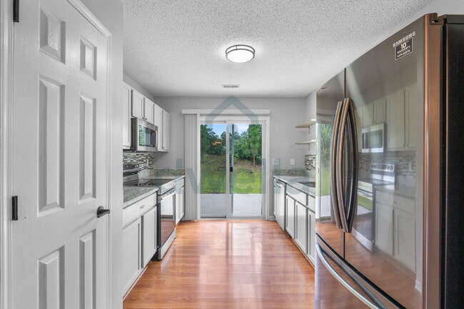 Building Photo - "Charming 3-Bedroom Retreat with 2.5 Baths...