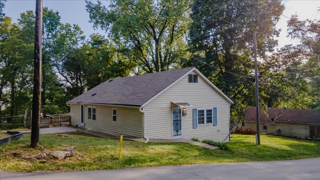 Building Photo - 508 E 6th St
